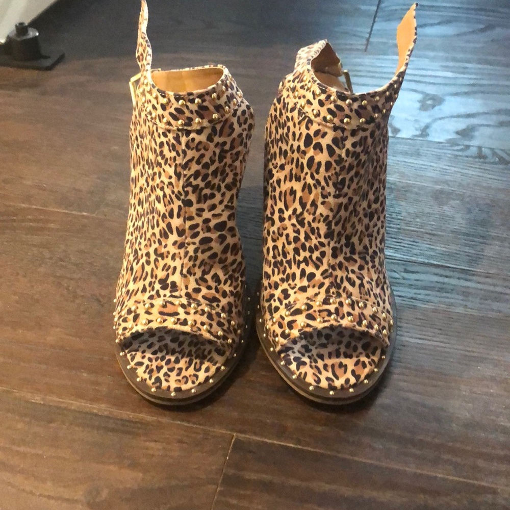 NWOB Cheetah with gold stud Qupid 7 wedge